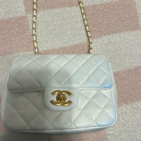 CHANEL White Quilted Bag with Gold Chain - Picture 2 of 6